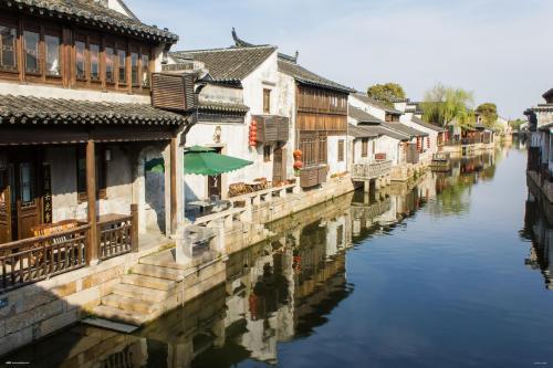 飞跃沙丘的小球