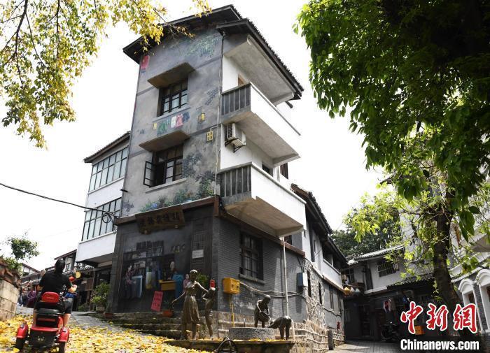 逃离黑与白的房间